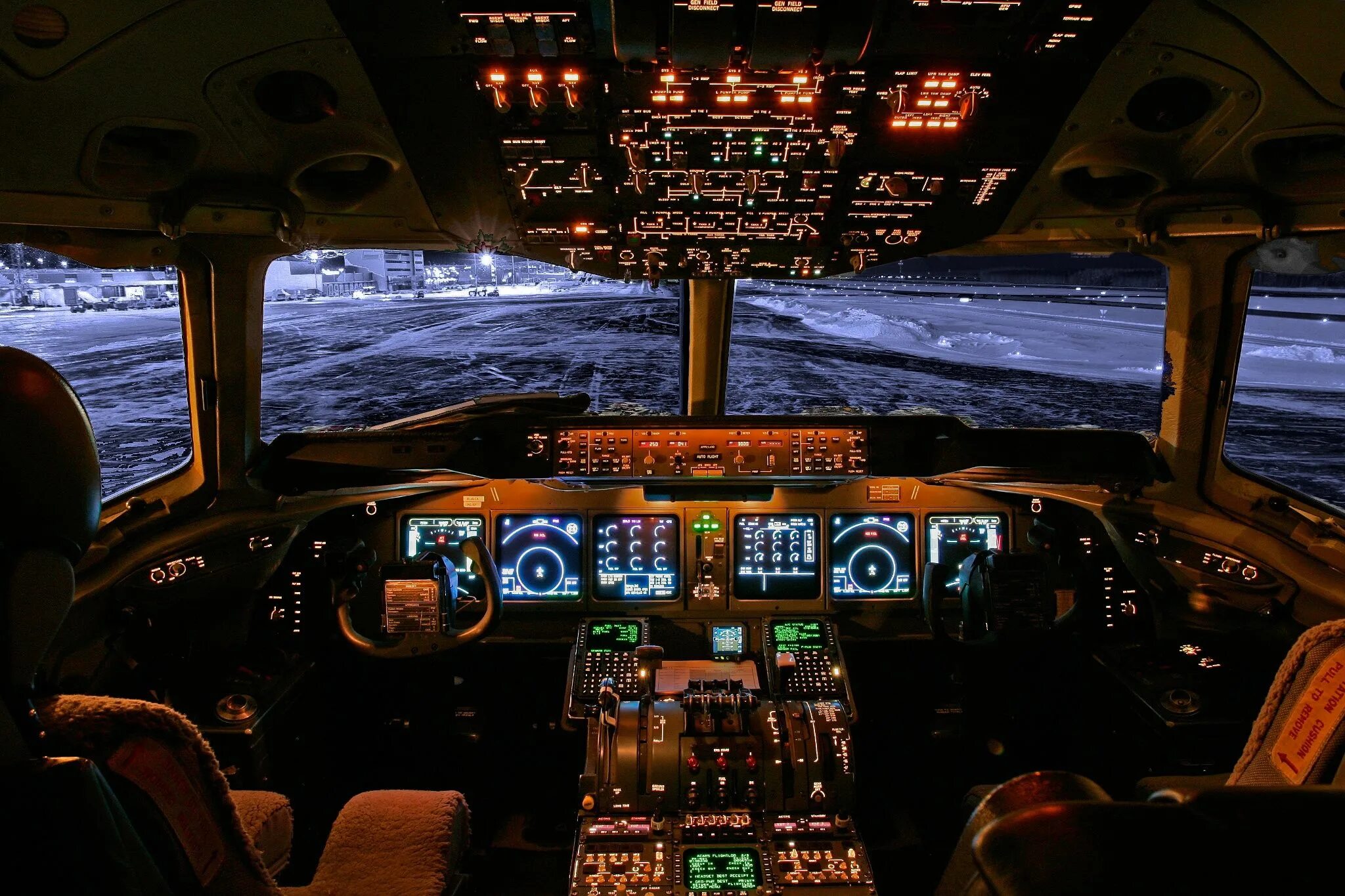 Кабина пилота самолета. Кабина Airbus 777. Кабина Боинг 720. Boeing 777x Cockpit Night. Вид из кабины самолета.