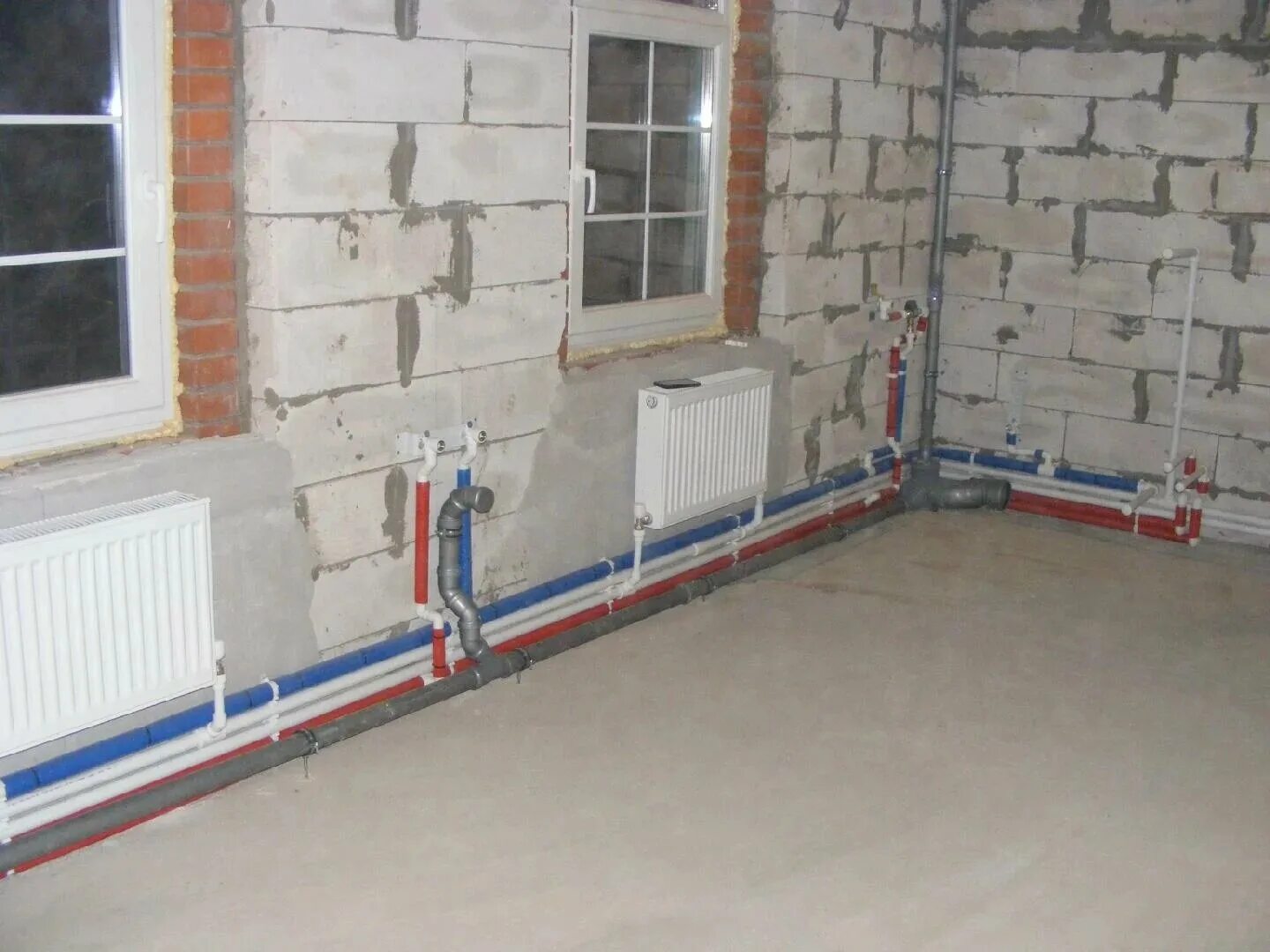 прокладка сантехнических труб в частном доме. прокладка трубопроводов отопления и водоснабжения. трубы для сантехники водоснабжения. водопровод из пропиленовых труб. прокладка трубопроводов отопления и водоснабжения.