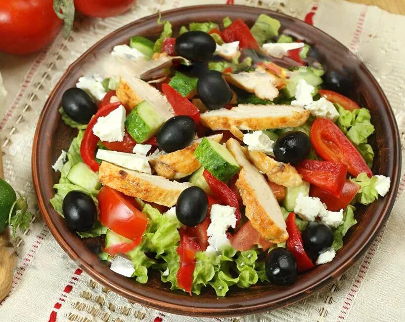 Греческий классик. Греческий салат с моцареллой. Греческий салат с пекинской капустой и брынзой. Греческий салат с курицей. Греческий салат с сухариками.