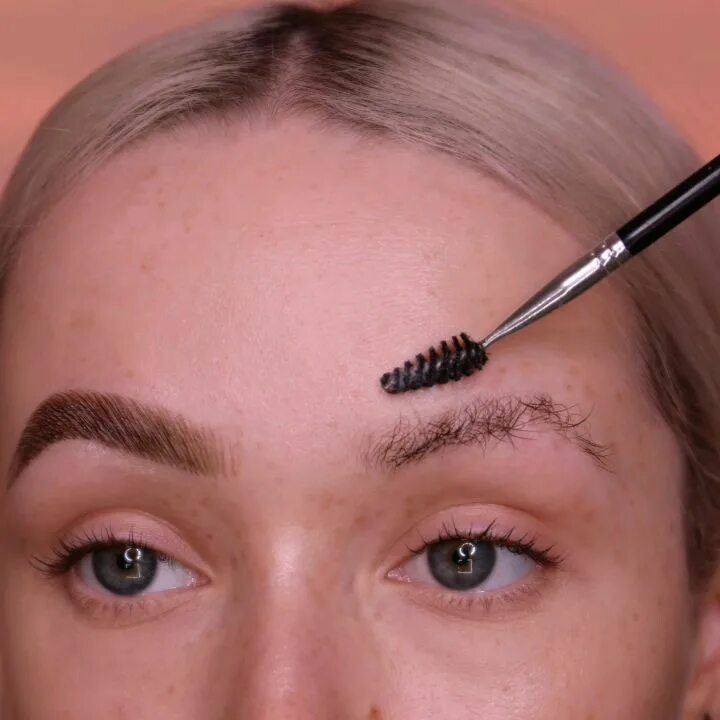 Brows mine. Уложенные брови. Брови уложенные гелем. Укладка бровей. Фиксированные брови.