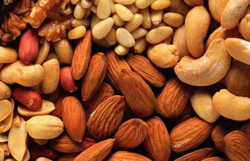 Орехи. Орехи на белом фоне. Грецкий орех и гмо. Миндаль фисташки ассорти. Орехи фисташки и миндаль.