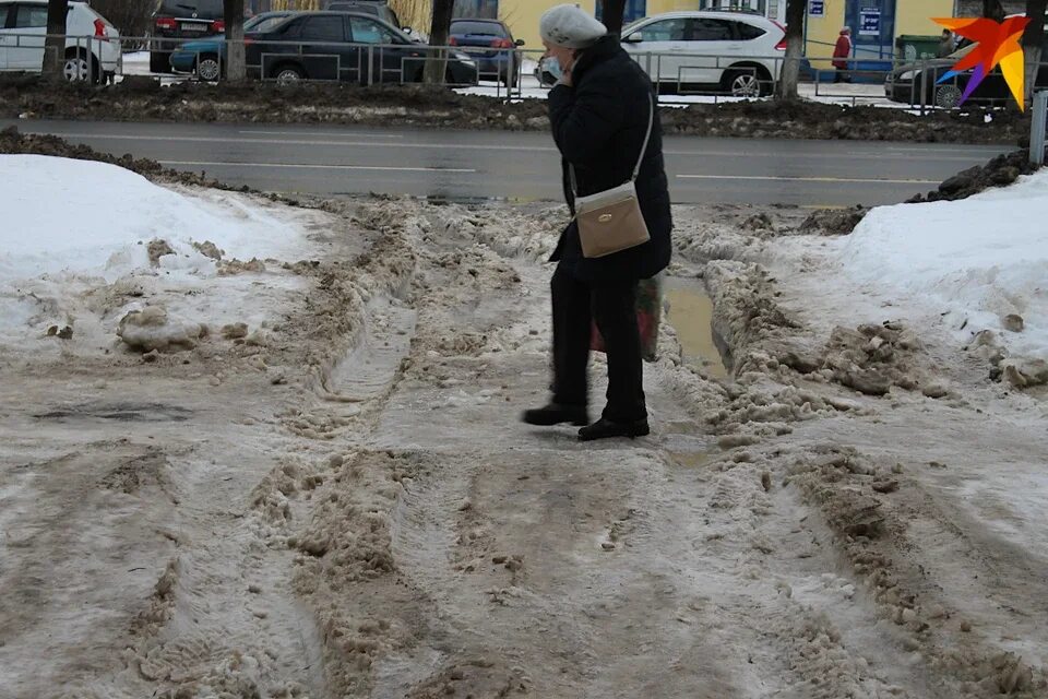 Снег растаял деад. Тает снег люди. Калуга лужи. Когда тает снег в Москве. Аллергия на таяние снега.