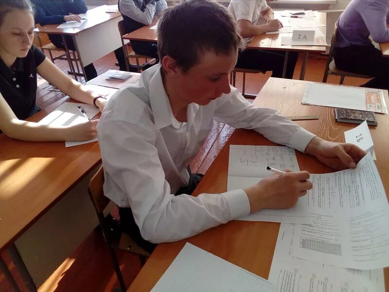 Экзамен школа 9 класс русский. Студент за партой. Как сдавать огэ на домашнем обучении. Экзамен в школе. Государственный итоговый экзамен.