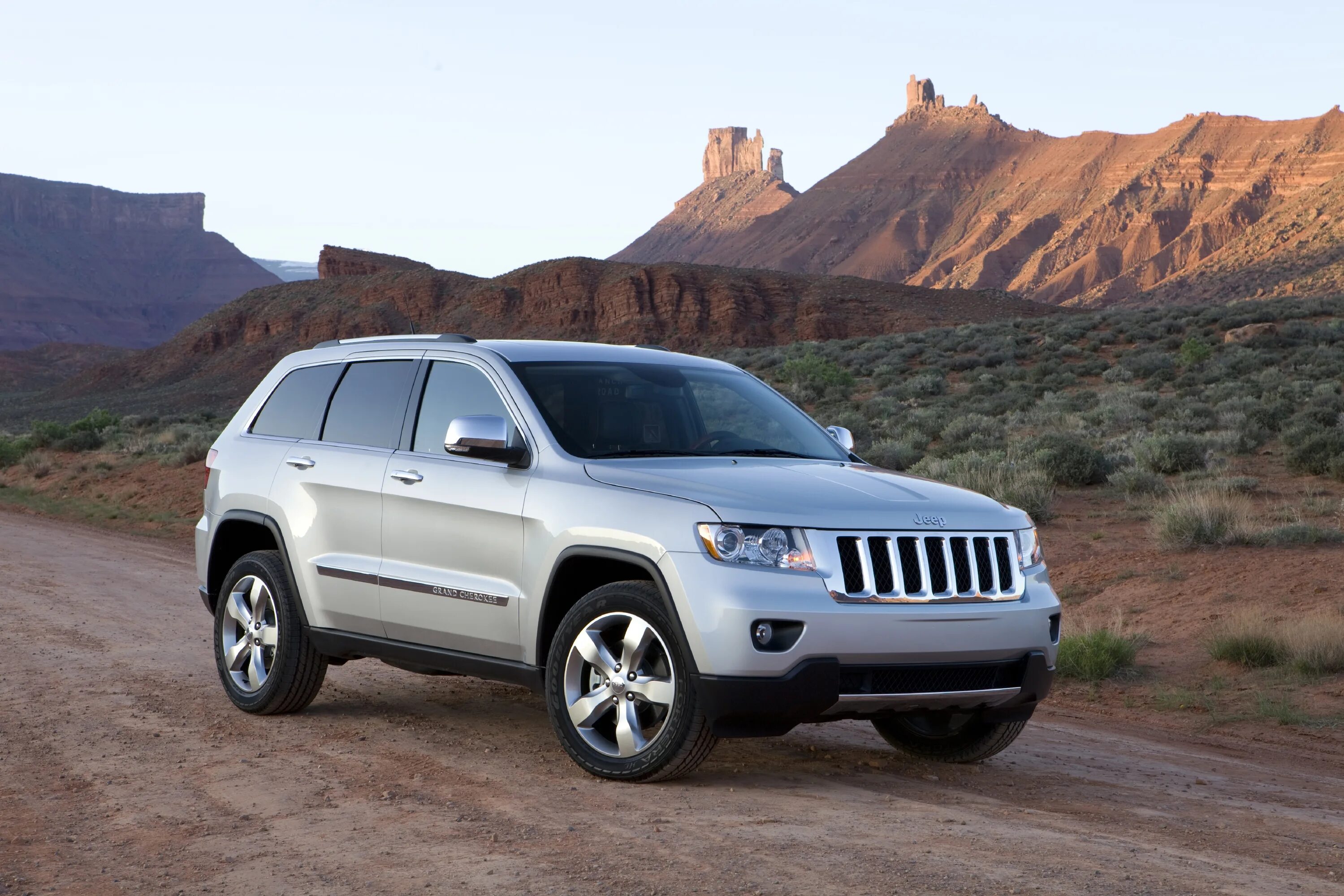 Машина джип фото. Jeep Grand Cherokee 2011. Jeep Grand Cherokee 2010. Джип Гранд Чероки 2011. Jeep Grand Cherokee Limited.