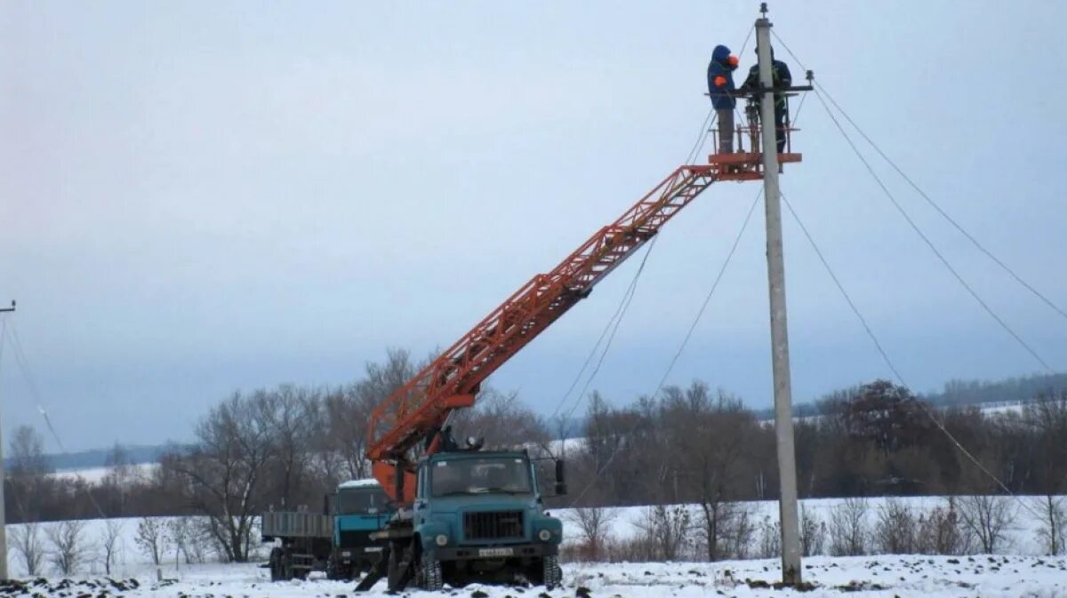 Воронеж горэлектросеть телефон аварийной. Воронежская горэлектросеть водители автовышки фамилии. Фото водителей автовышки Воронежской горэлектросеть.