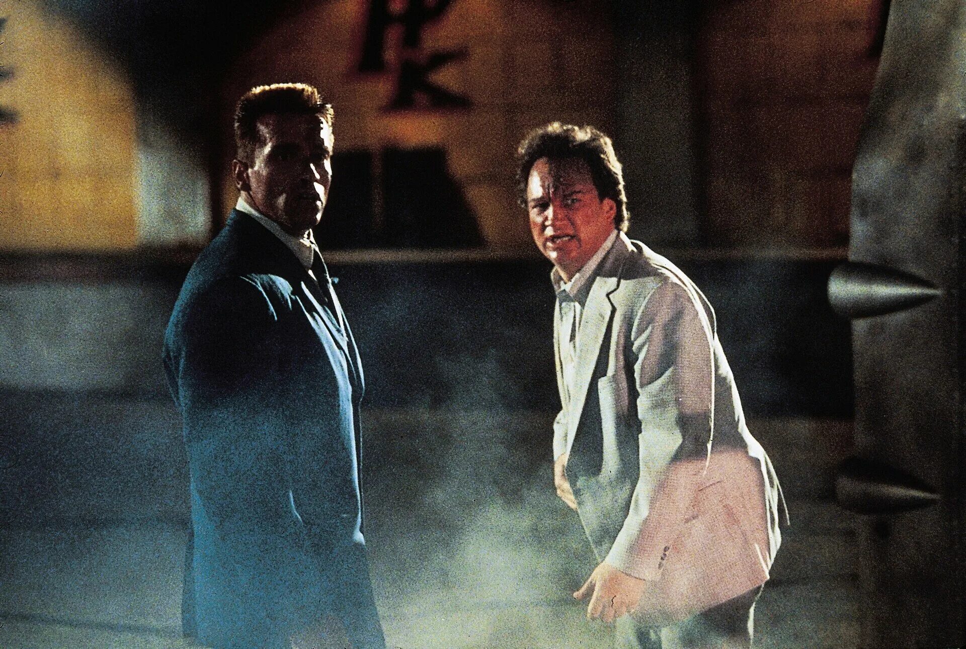 красная жара / red heat (1988). красный зной. красная жара приколы. красный зной. мемы из красной жары.