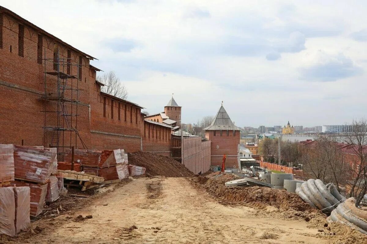 Кремль реставрация. Георгиевская башня Нижний Новгород. Георгиевская башня Нижегородского Кремля. Нижний Новгород Кремль Георгиевская башня. Зачатьевская башня Нижегородского Кремля.