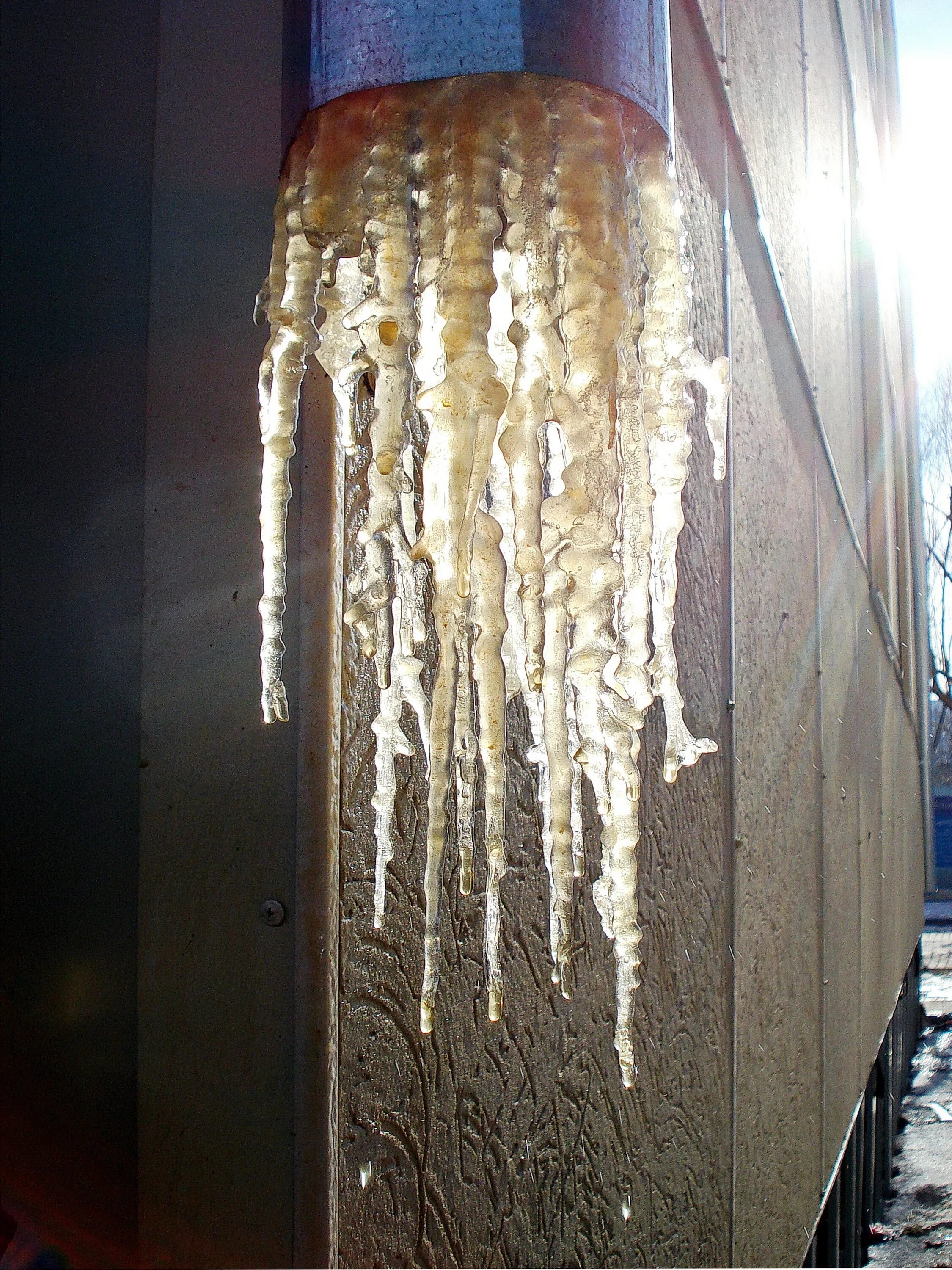 Сосульки из клеевого пистолета. Сосульки из клеевого пистолета. Как сделать сосульки из клея. Сосульки на елку своими руками. Украшение сосульки.