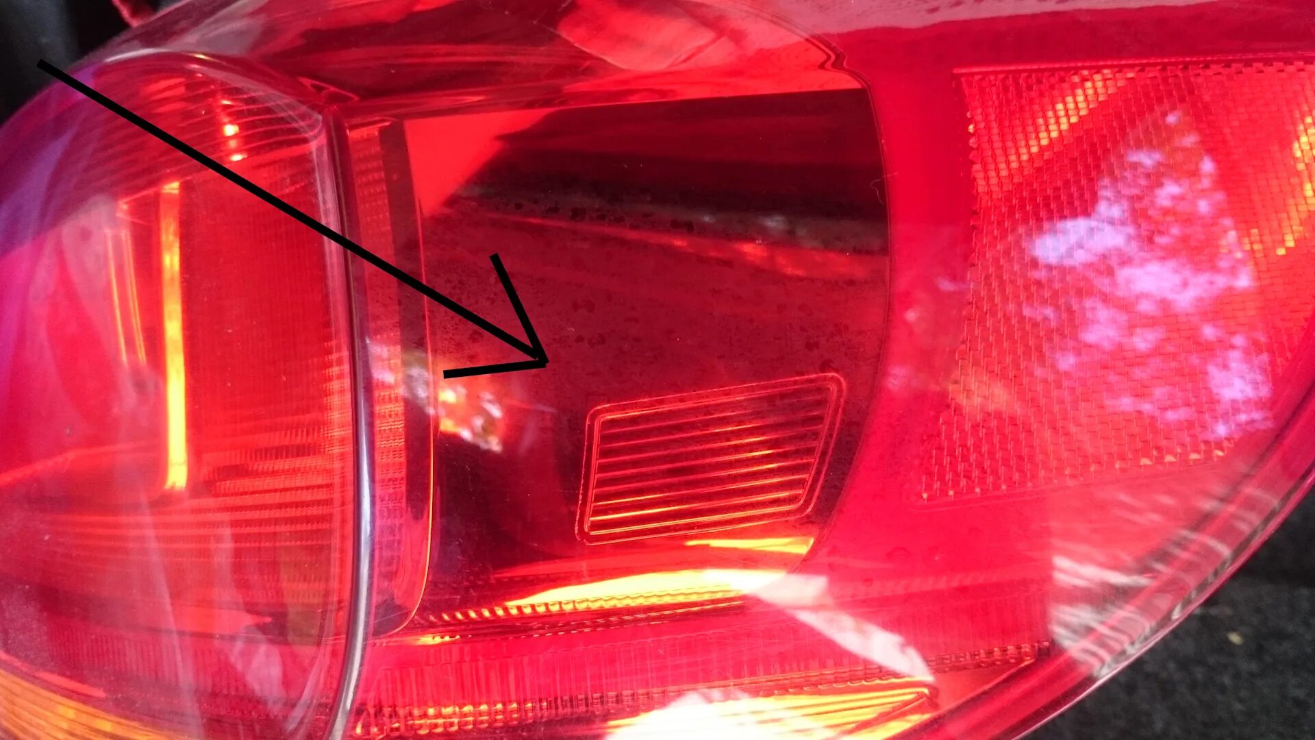 Задний левый габарит. Volkswagen Tiguan лампа стоп-сигнала. Лампа стоп сигнала Фольксваген Тигуан 2013. Лампочка на стоп сигнал Фольксваген Тигуан 2013. Лампы Тигуан заднего стоп сигнала.