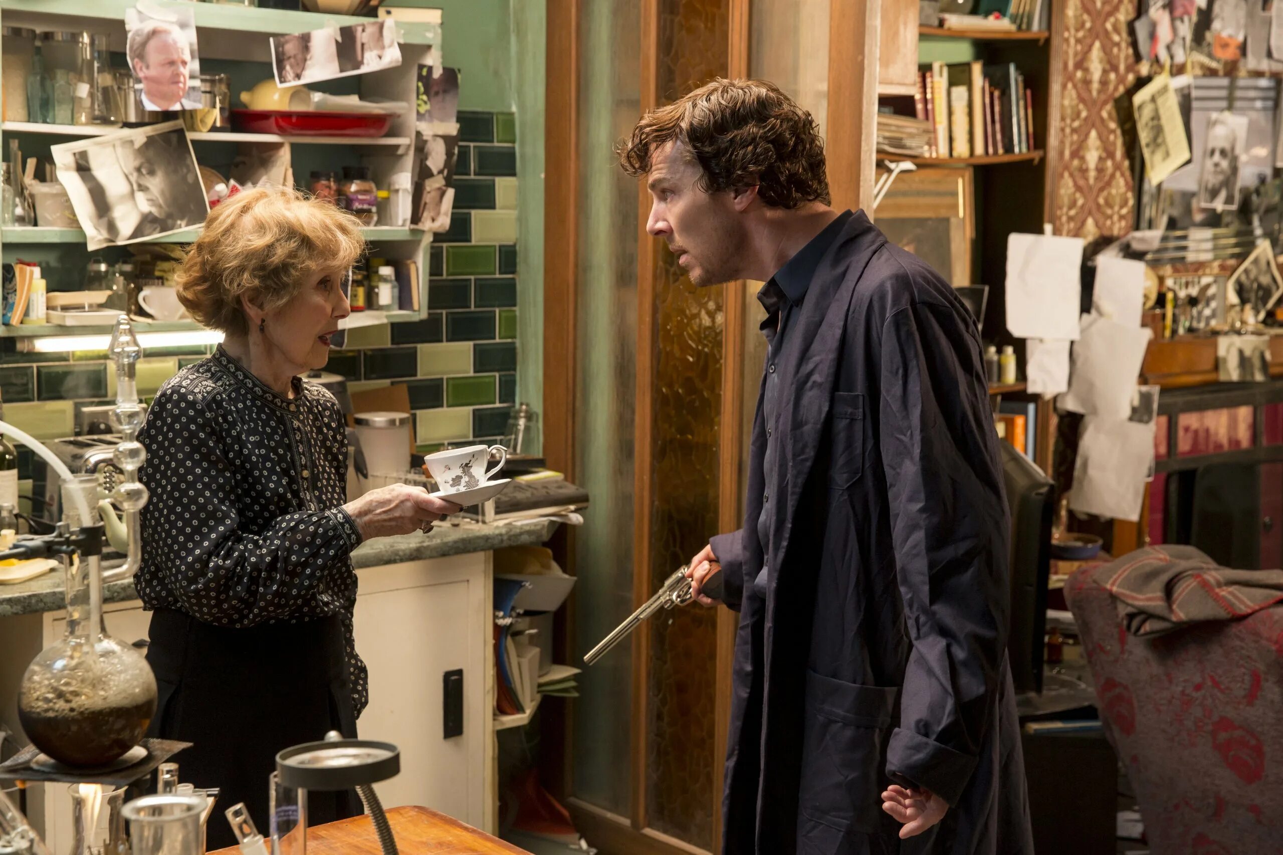 Sherlock 2010. Шерлок сериал 2010–2017. сериал шерлок 2010 миссис хадсон. шерлок холмс бенедикт камбербэтч. шерлок холмс и доктор ватсон сериал 2017.