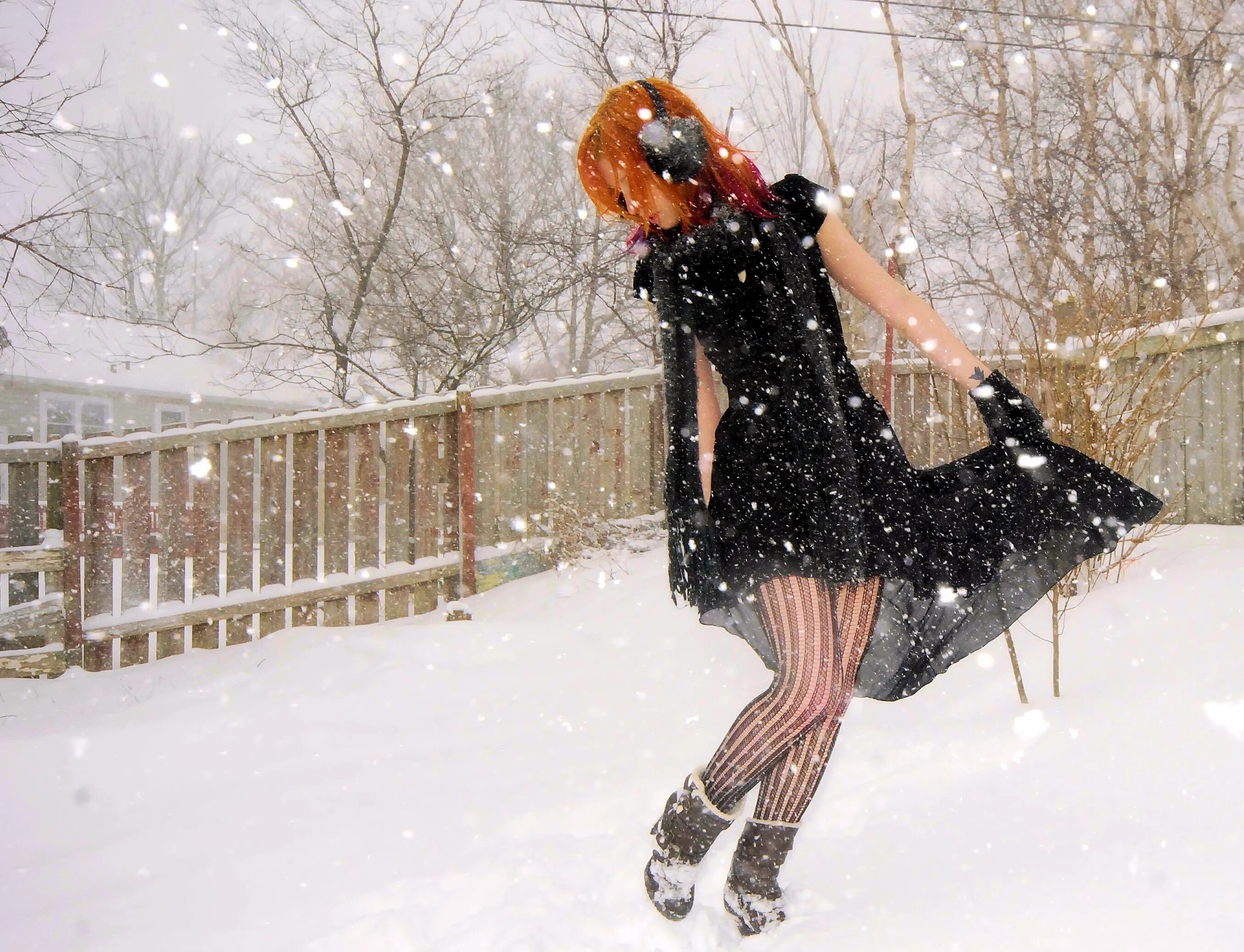 Девушка зимой в снегу. Девушки в колготках зимой. Танцующая девушка зимой. Рыжая девушка зимой.