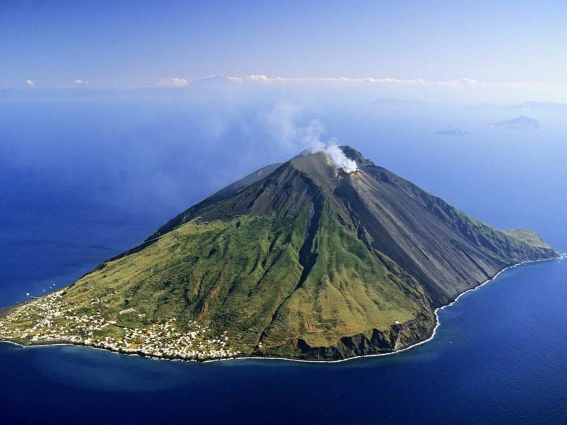 Volcano island. Стромболи вулкан. Остров Стромболи. Стромболи Италия. Вулкан Кракатау.