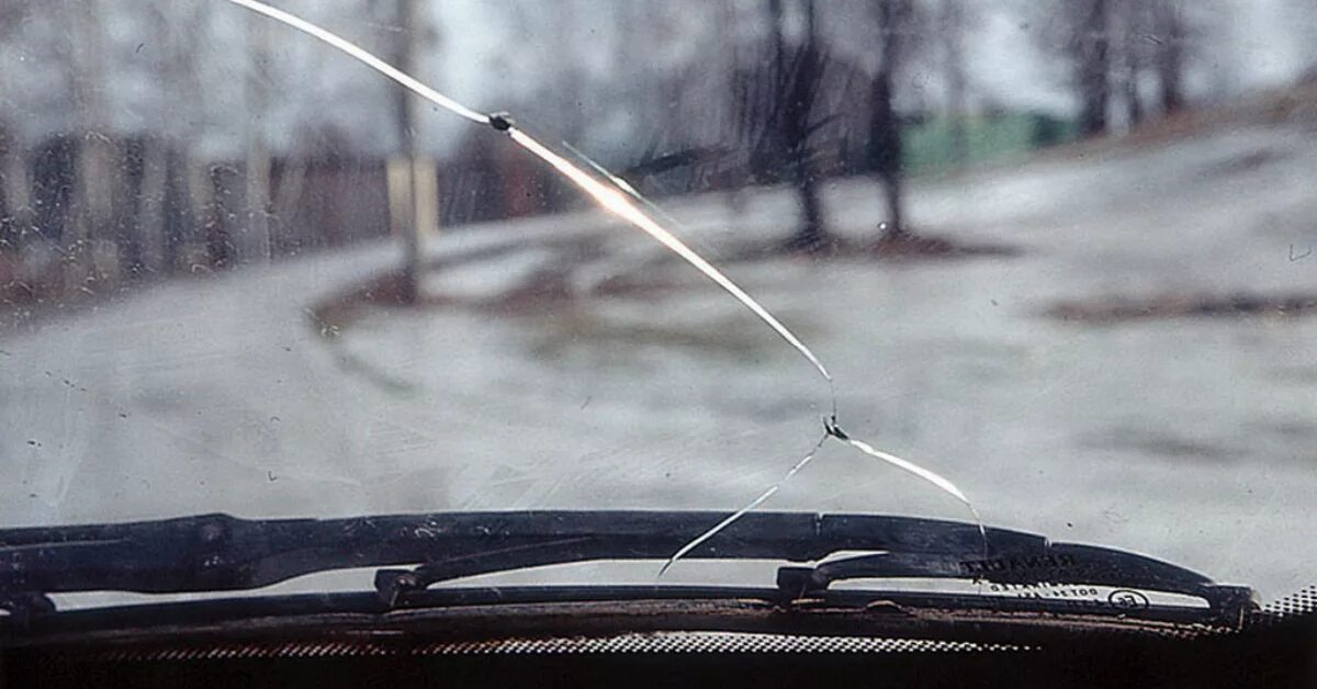 Трещина на лобовом стекле можно. Трещина на лобовом стекле. Трещина на боковом стекле. Трещины на ветровом стекле. Трещина на ветровом стекле автомобиля.