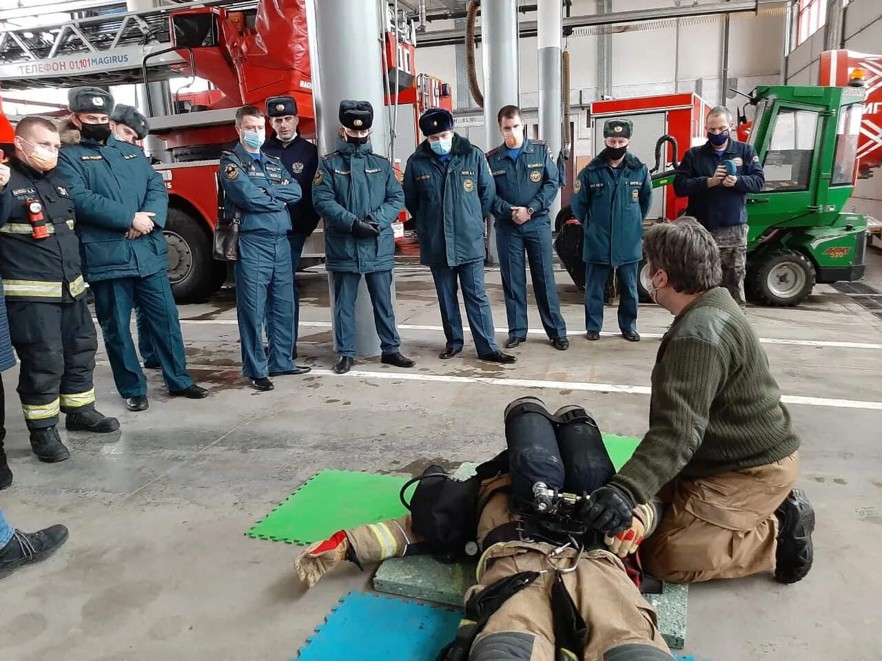 Спасение раненого. Спасение пострадавших. узел спасения пострадавшего. универсальная спасательная петля пожарного. петля для спасения пострадавших.