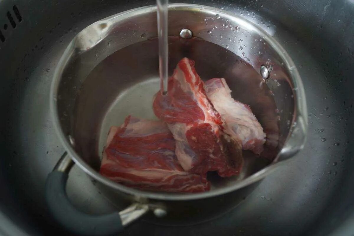 Сколько варить говядину на борщ. Говядина в кастрюле. Варка мяса. Говядина варится. Мясо для варки.