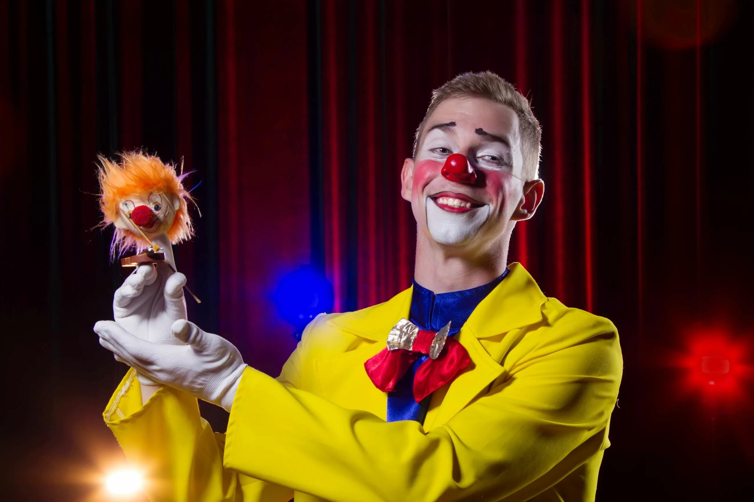 Clowns performing tricks перевод. Clowns performing tricks. Clowns performing tricks перевод. Цирковой клоун в профиль. Perform tricks картинки.