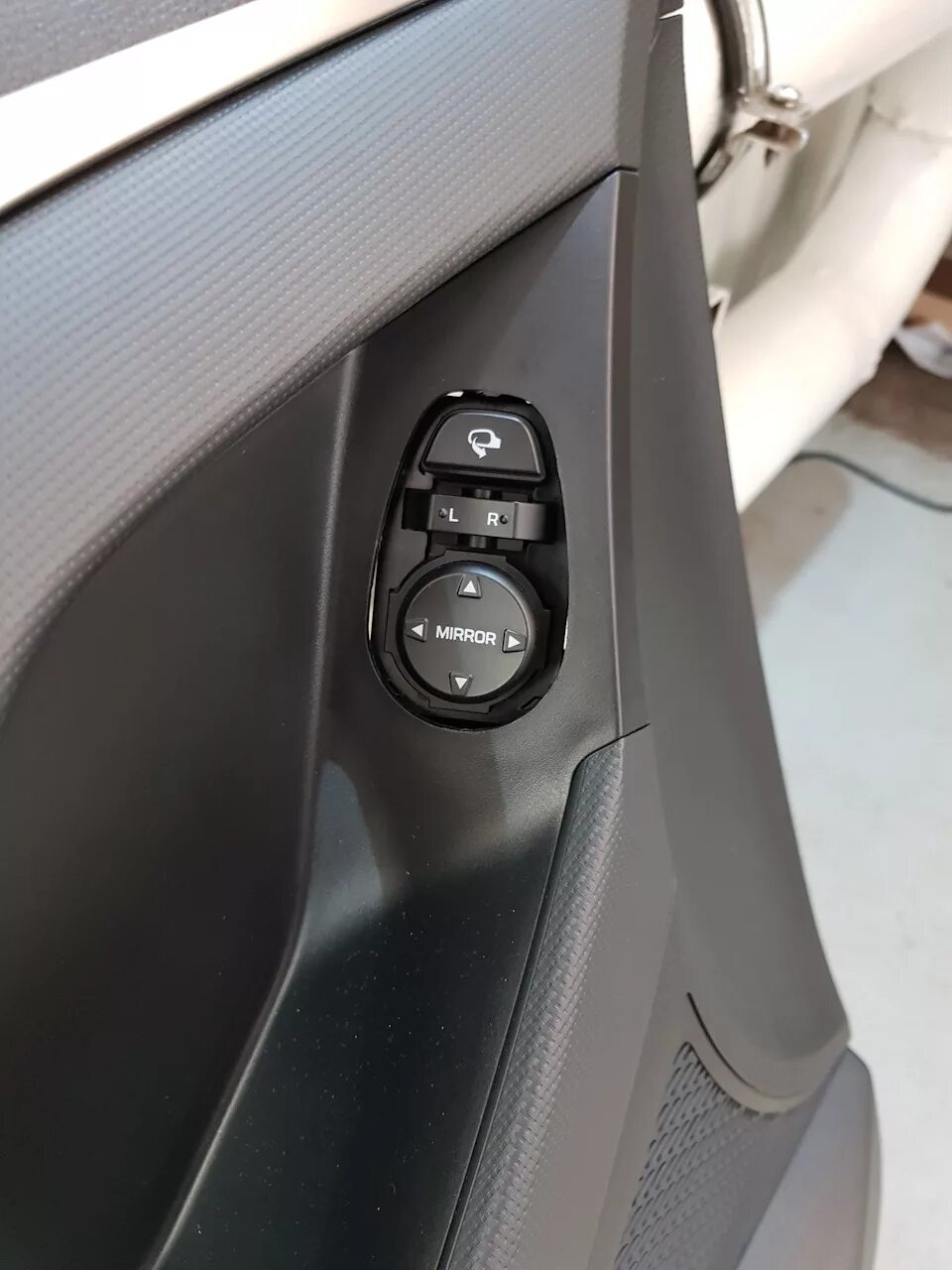 Hyundai creta блок кнопок с подсветкой. Кнопка подогрева зеркал хендай крета. Hyundai tucson стеклоподъемник кнопка. Кнопки хендай крета. Кнопка складывания зеркал солярис 2020.