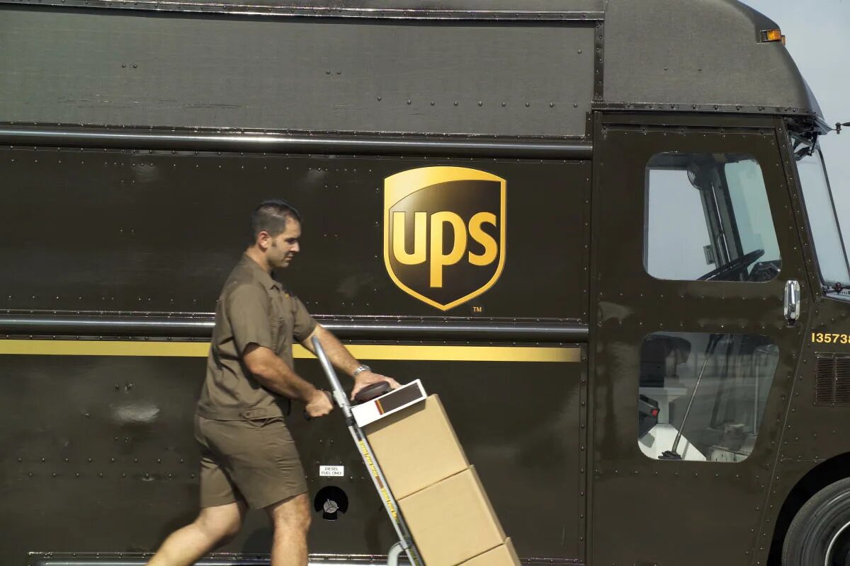 Nut ups. Ups. ups driver. ups форма. ups машины.