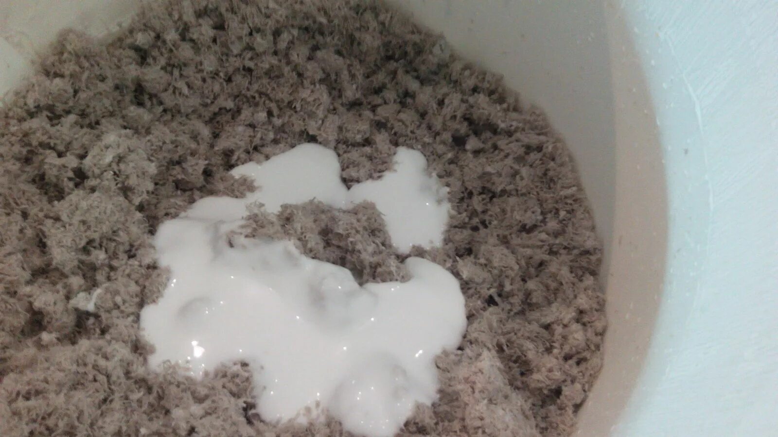 Папье маше из бумажной массы. Масса для папье-маше из туалетной бумаги и пва. Лепка из бумажной массы папье-маше. Лепка из бумажной массы. Бумажная масса для папье-маше.