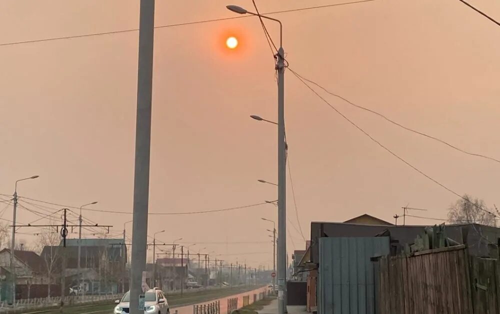 Буря в Омской области. Красноярск смог. Красное солнце в Омске. Город вечером дым из труб. Магнитные бури в омске и омской области