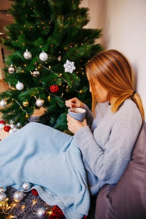 фотосессия возле елки в студии. стильная новогодняя фотосессия. фотосессия у елки. новогодняя фотосессия для девушки. фотки возле елки дома.