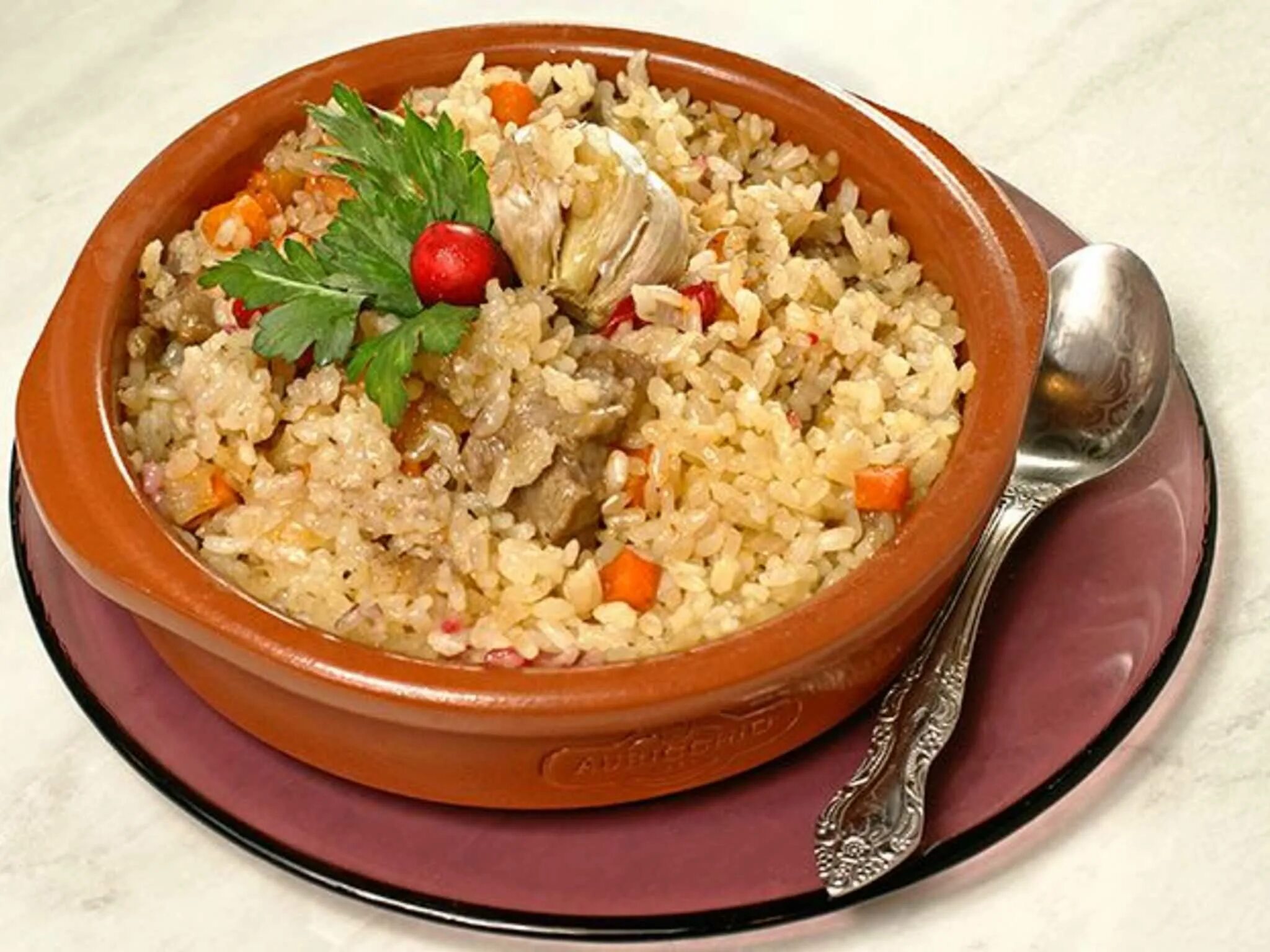 куриный плов в горшочках. рис в горшочках. горшочек рис с овощами. рис в горшочках в духовке с мясом. горшок для плова.