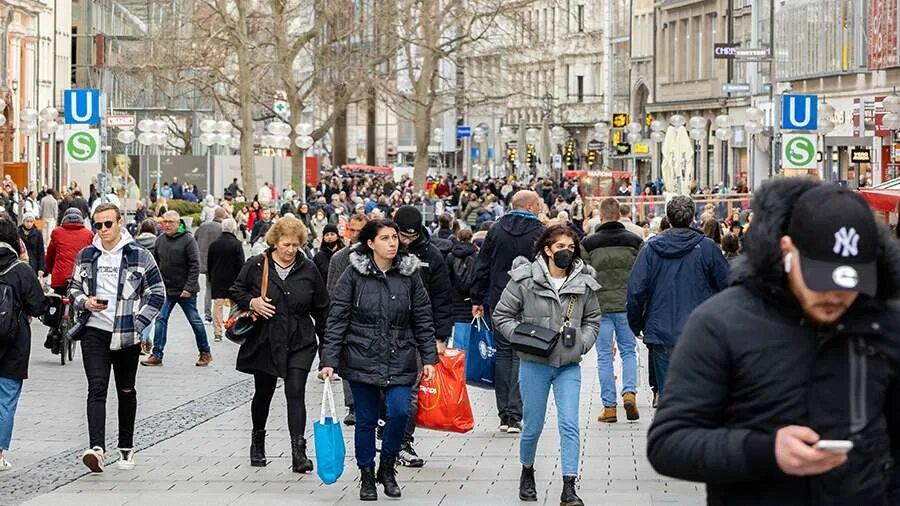 События в мире. Приезжие в Европе довольны. Новости в мире. Фото: Global look Press.