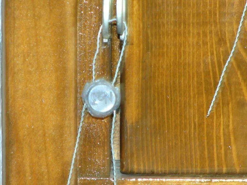 Вскрыть замок межкомнатной двери. Способ открыть запечатанную дверь. Способ открыть запечатанную дверь. Пломба на дверь. Опечатано на дверь.