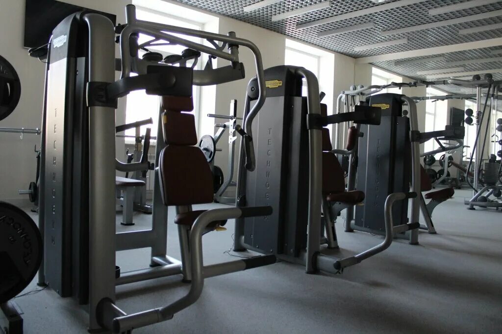 Тренажерный зал октябрь. Спортзал октябрьская. edge premium fitness club, новосибирск. the flex новосибирск.