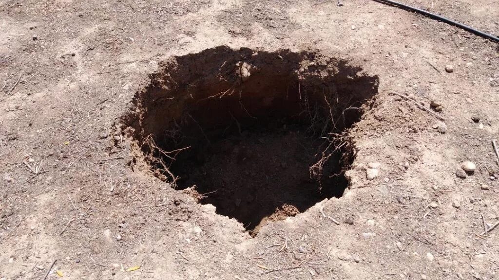 Все в земле окажемся. Яма в земле. Большая яма. Яма. Вырытая могила мусульманская.