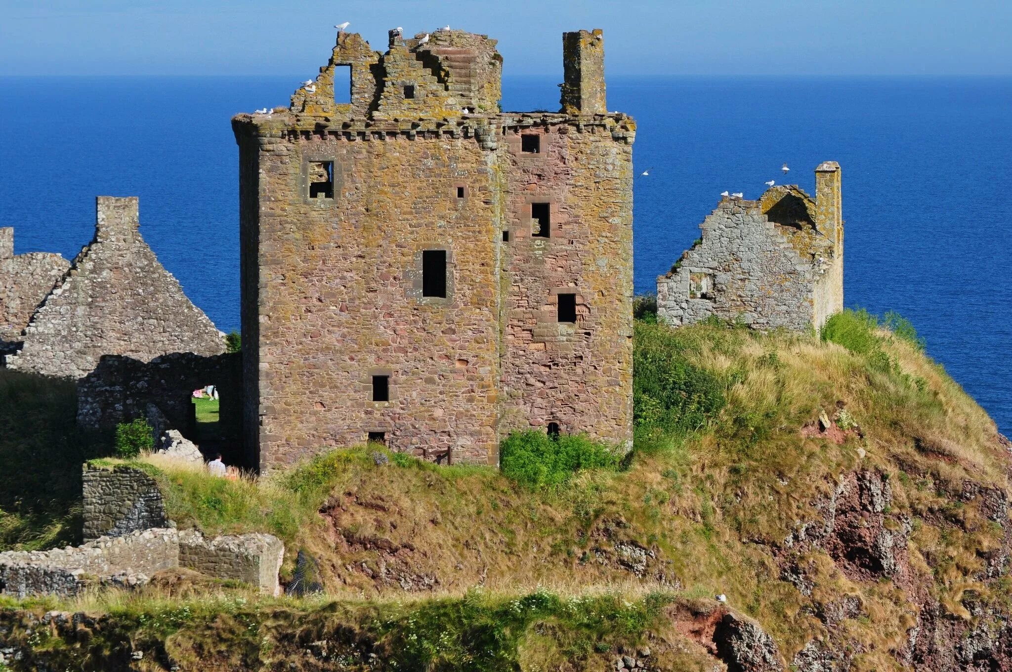 Неприступная крепость это. Средневековый замок Данноттар, Шотландия.. Замок Данноттар Абердиншир Шотландия 15-16 век. Замок Данноттар, Шотландия, Великобритания. Замок Данноттар, Стонхейвен, Шотландия..