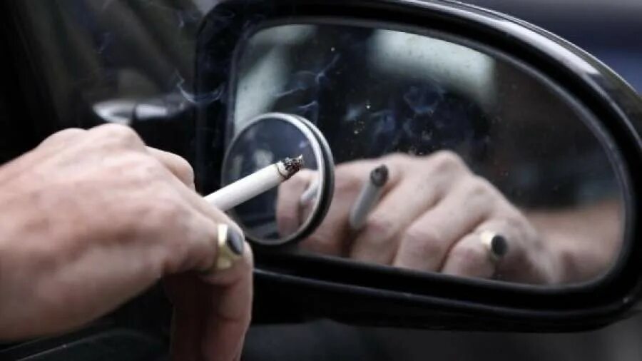 Мужчина автолюбитель. Курение в автомобиле. Сигареты в машине. Smokers on car. Женщина курит в автобусе.