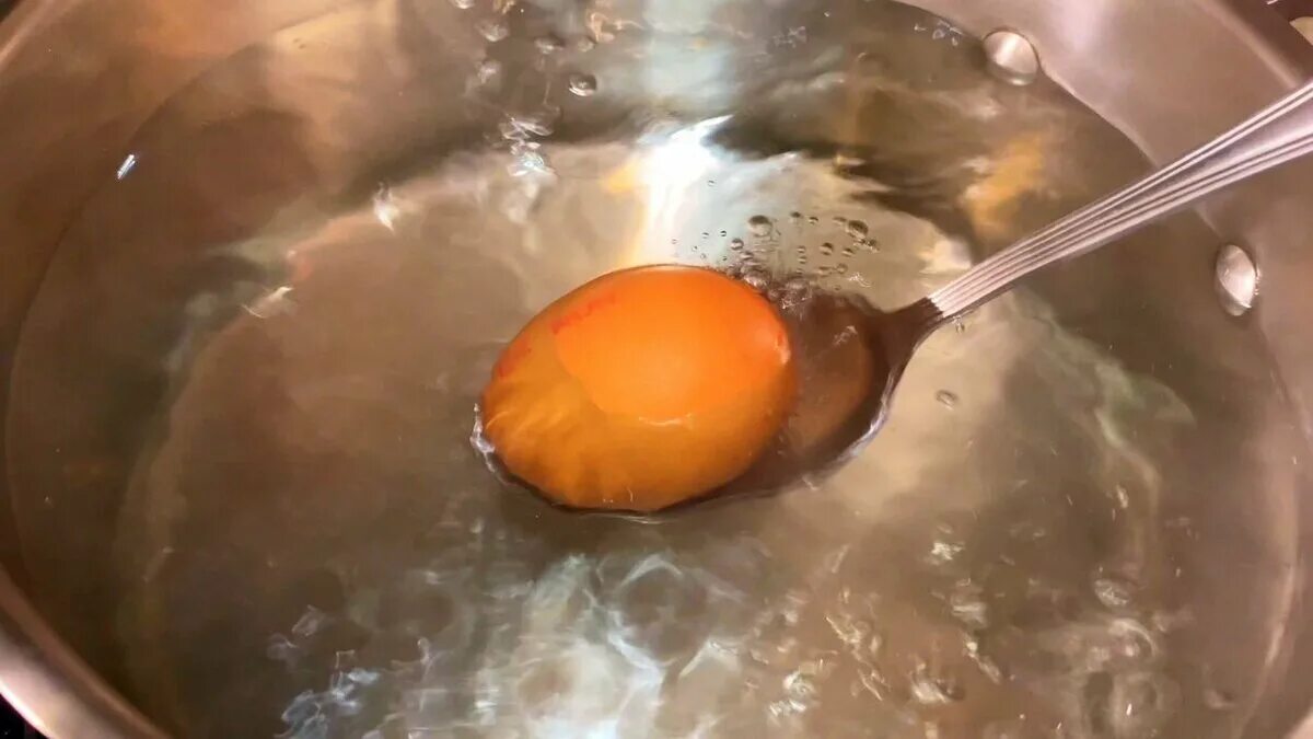 Яйца кладут в кипящую воду. Сварится ли яйцо в кипятке. Вареное яйцо в половнике. Яйца закидывать в кипящую воду. Яйца готовые.