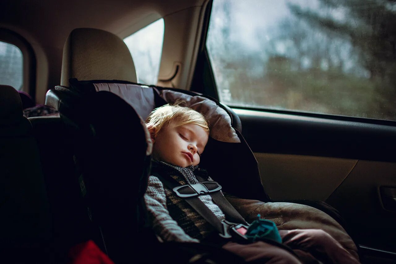 Drive a car sleep. Baby in car. Child Sleep in car. Спящие дети под машинами Дании. Baby in child car.