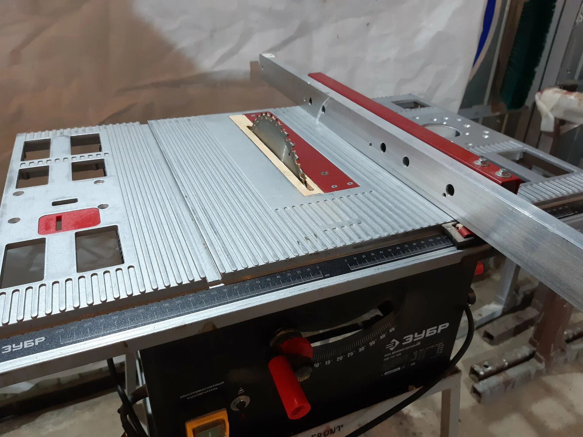 станок распиловочный зубр мастер зпдс-255-1600с 1600w. распиловочный станок зубр зпдс-255-1500 1500 вт. станок зубр зпдс-255-1500. пила настольная зубр зпдс-255-1500. пила настольная, зубр зпдс-255-1500, 4500об/мин, 250х30 мм, 1500 вт.