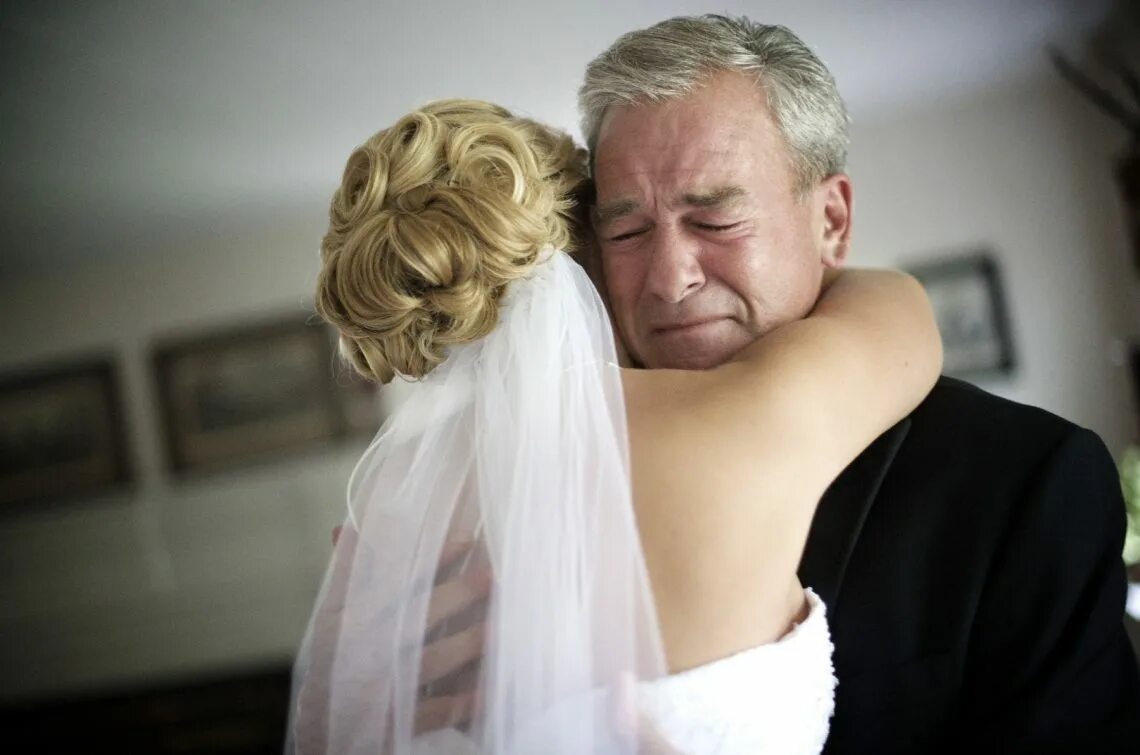 Отец невесты. Отец обнимает невесту. Отец и дочь невеста. Папа невесты плачет на свадьбе. Папину невесту
