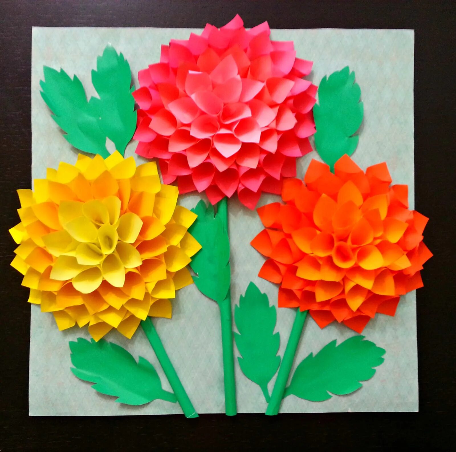 Цветы из цветной бумаги. Объемная аппликация. Объемная аппликация цветов. Цветы из цветной бумаги для детей. Легкие поделки 4 класс