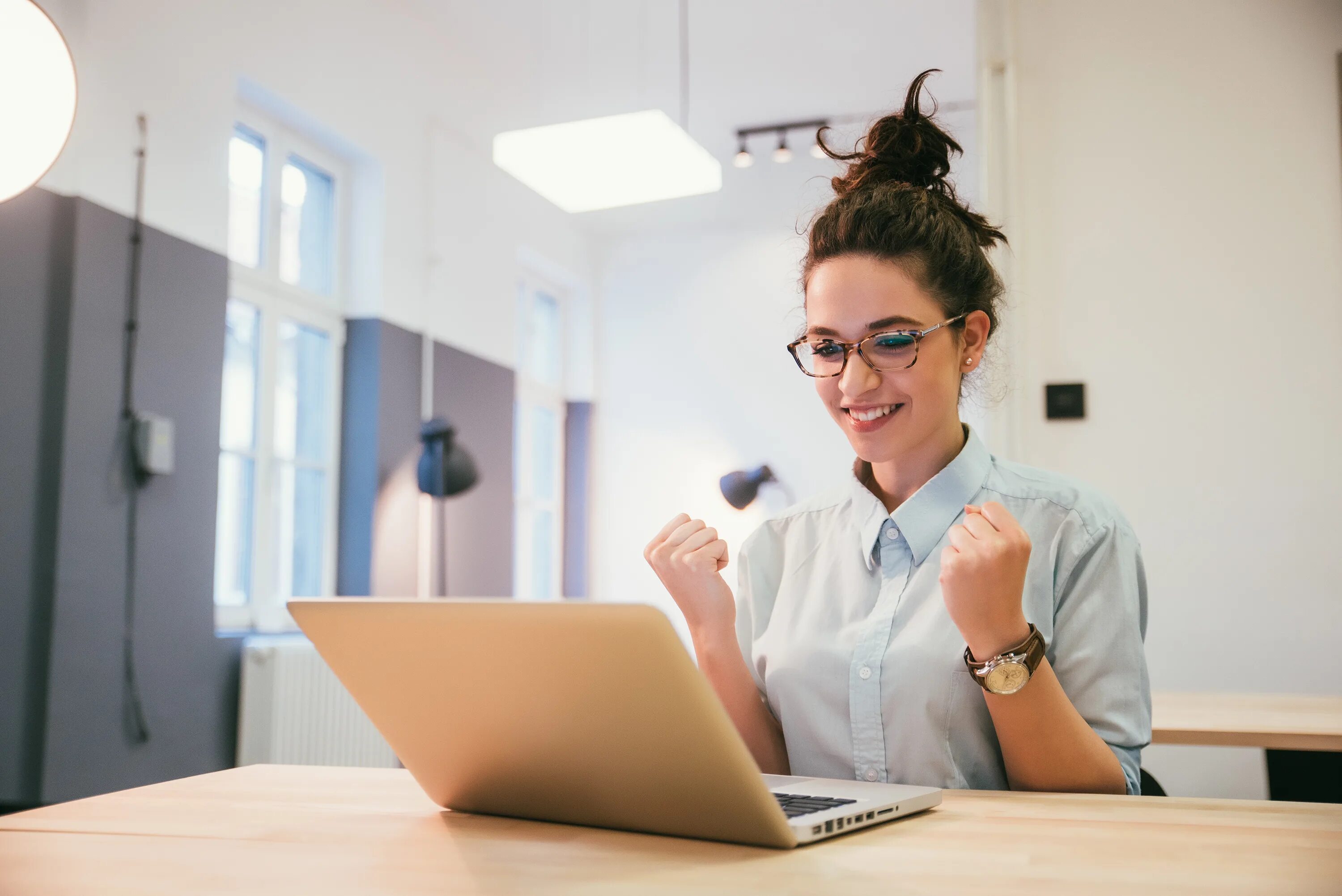 Student working day. Девушка программистка. Работа в офисе. Девушка на экзамене. Счастливые студенты.