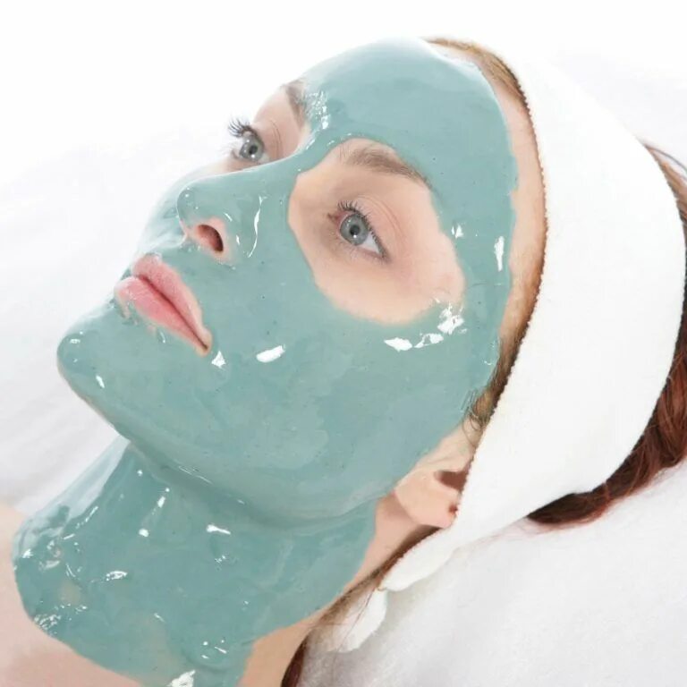 Альгинатная маска голубая. Альгинатная маска для лица. Альгинатная маска для лица на лице. Альгиновая маска для лица.