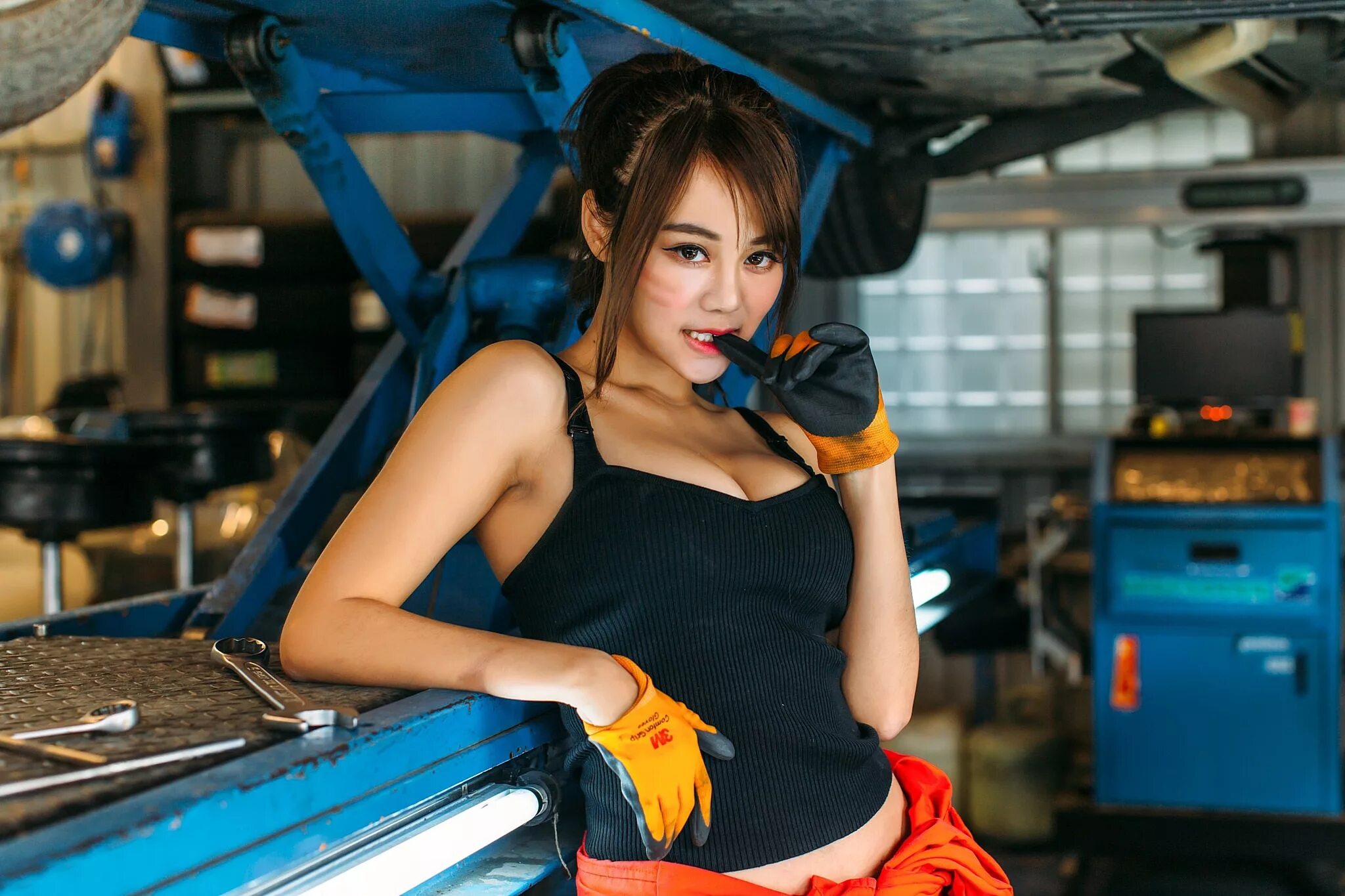 Sweety fox auto mechanic. Девушка автомеханик. Девушка автослесарь. Девушка в рабочем комбинезоне. Азиатские девушки.