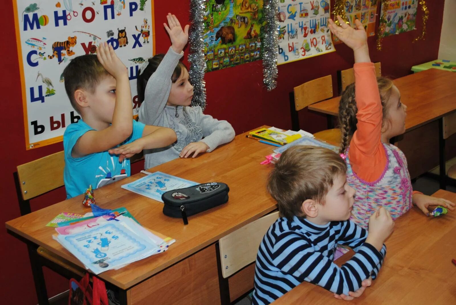 Игры подготовит группа. Занятия в детском саду. Дети на занятии в детском саду. Занятия для дошкольников. Подготовка к занятию в детском саду.