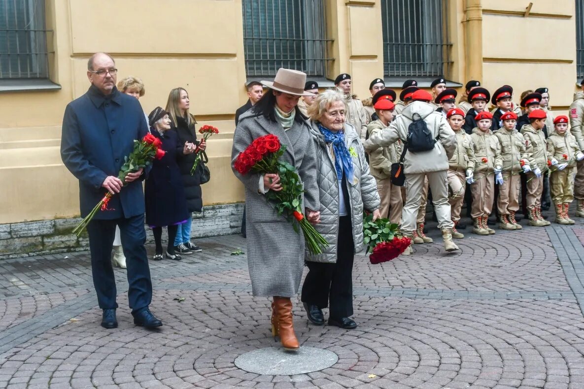 Герой дня центральное. Памятник блокадному учителю в СПБ. Соляной переулок памятник блокадному учителю. Возложение цветов в Кронштадте. Возложение цветов к памятнику.