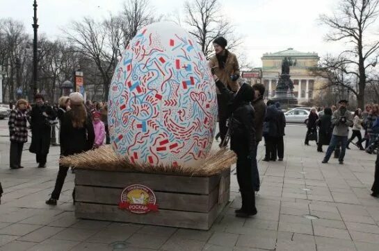 огромное пасхальное яйцо. пасха в санкт петербурге. пасха в санкт петербурге. яйцо пасхальное большое. пасха храм.