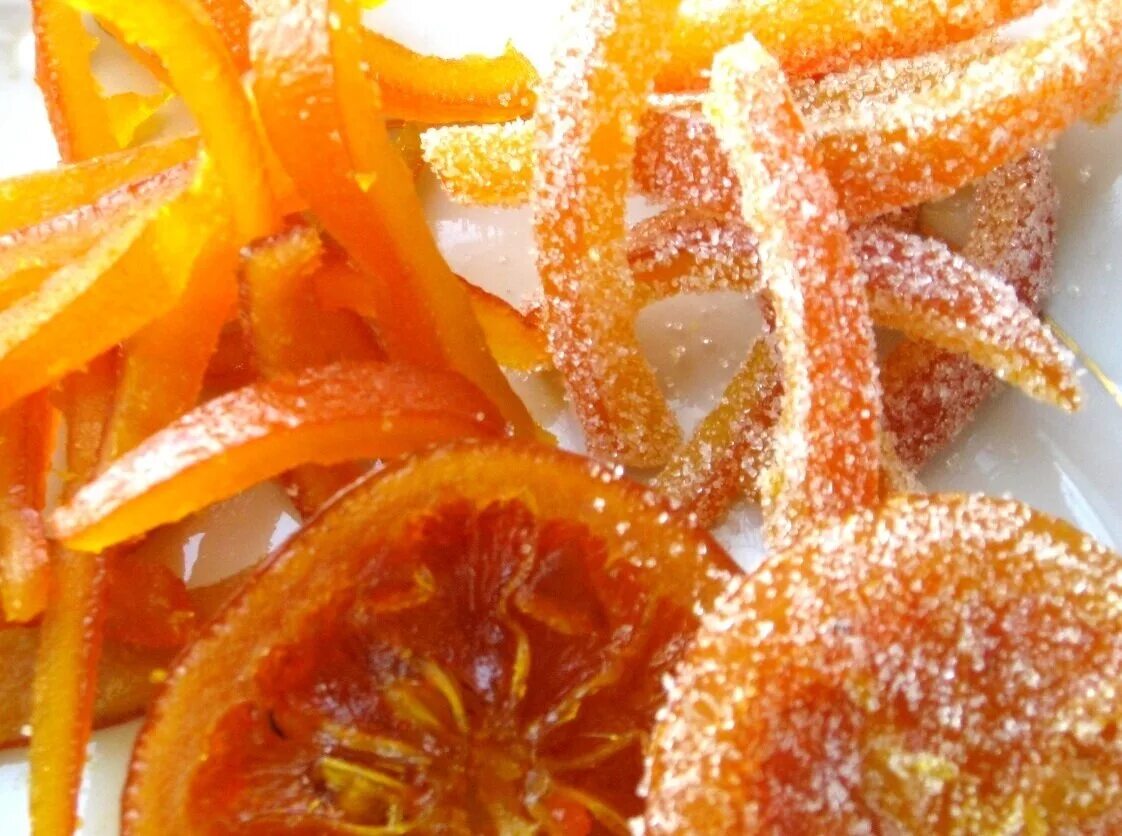Как называется кожура. Апельсиновая цедра цукаты. Цукаты из корок апельсина. Апельсиновые цукаты. Цукаты мандарин.