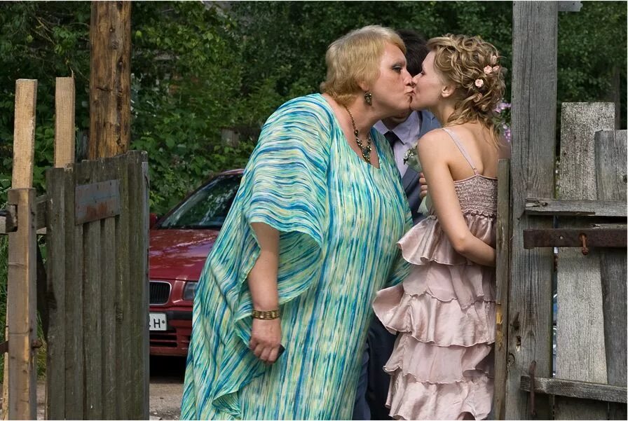 женщина в огороде. мама с дочкой в деревне. женщина картошка. отношения с мамой. сноха на даче.