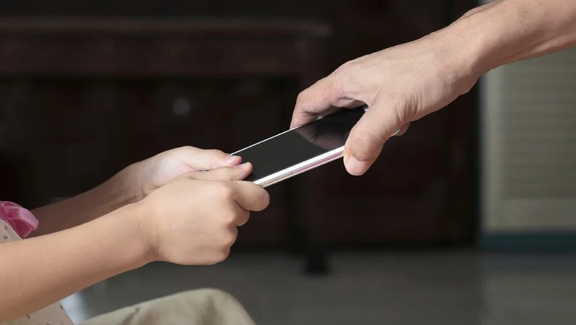 Отбирайте у ребенка смартфон. Родители отбирают телефон у ребенка. Телефон и дети зависимость. Подросток скрывает от родителей. Контроль подростка.