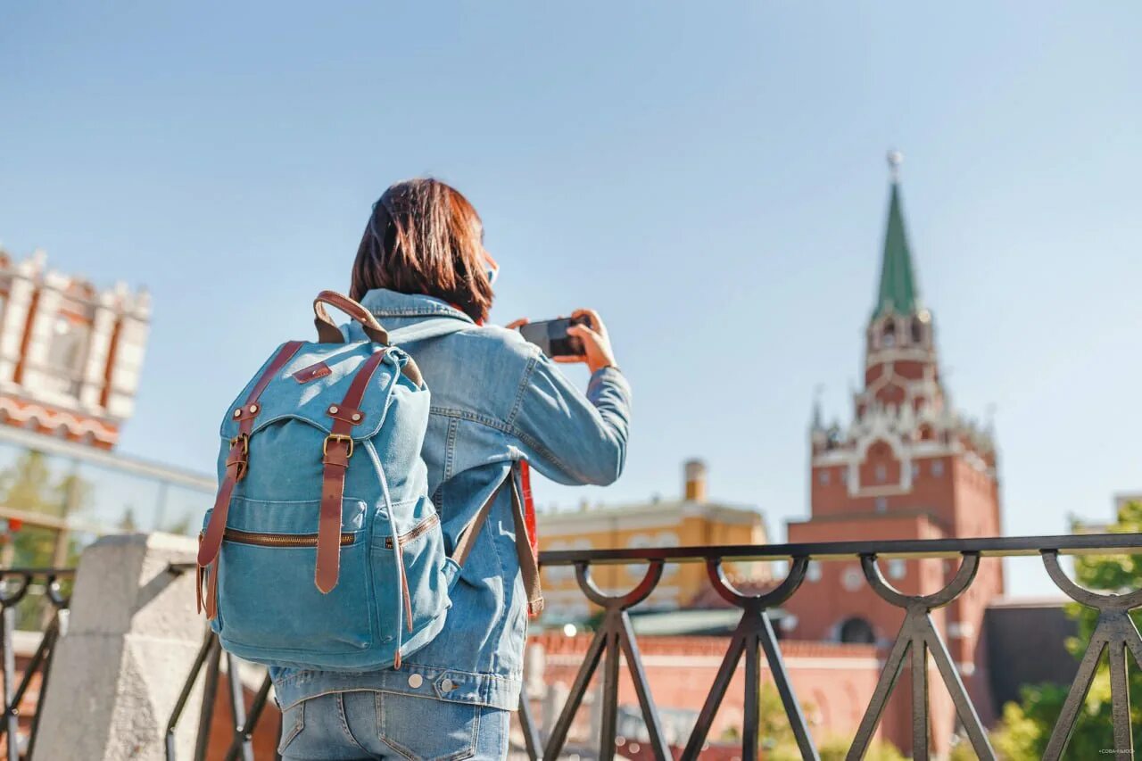 Туристы в России. Туристы в Москве. Туризм в России. Туристы в городе. В 2015 году предусмотрены