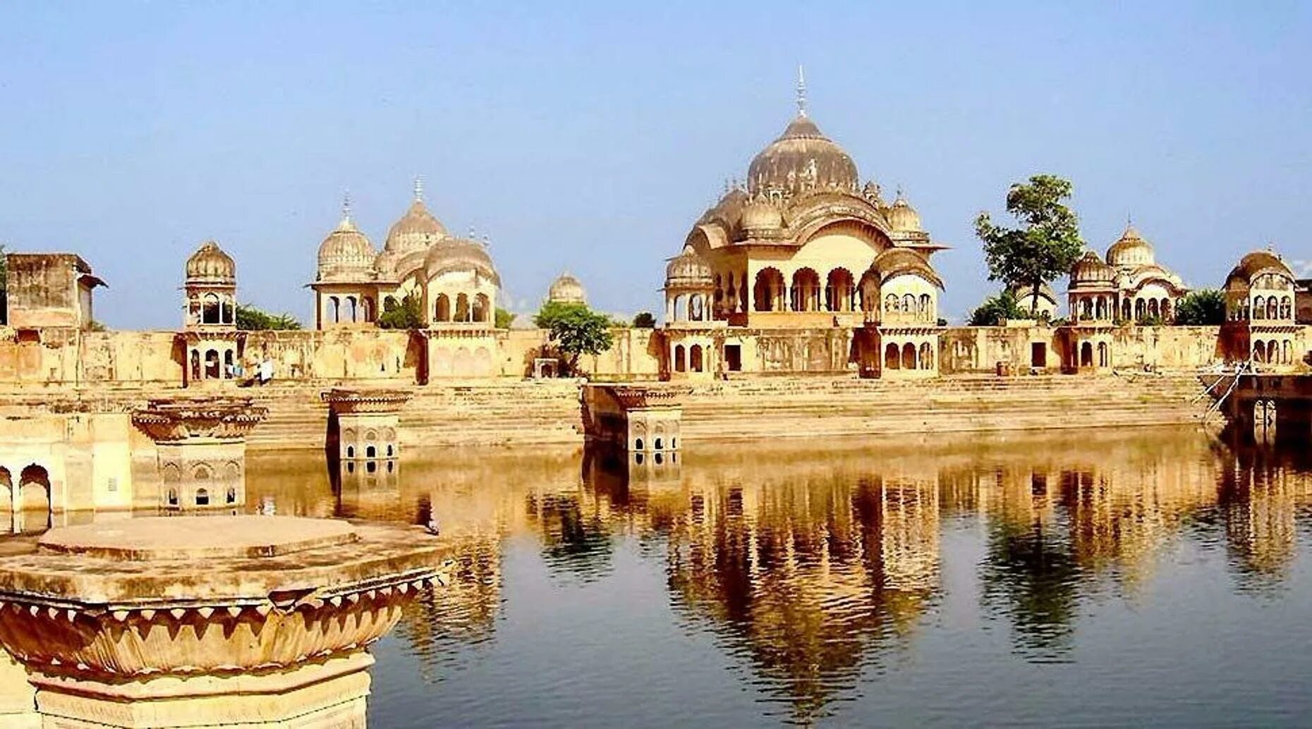 Варанаси город в индии. Столица варанаси. Кеши гхат во вриндаване. Варанаси архитектура. Третий город индии.