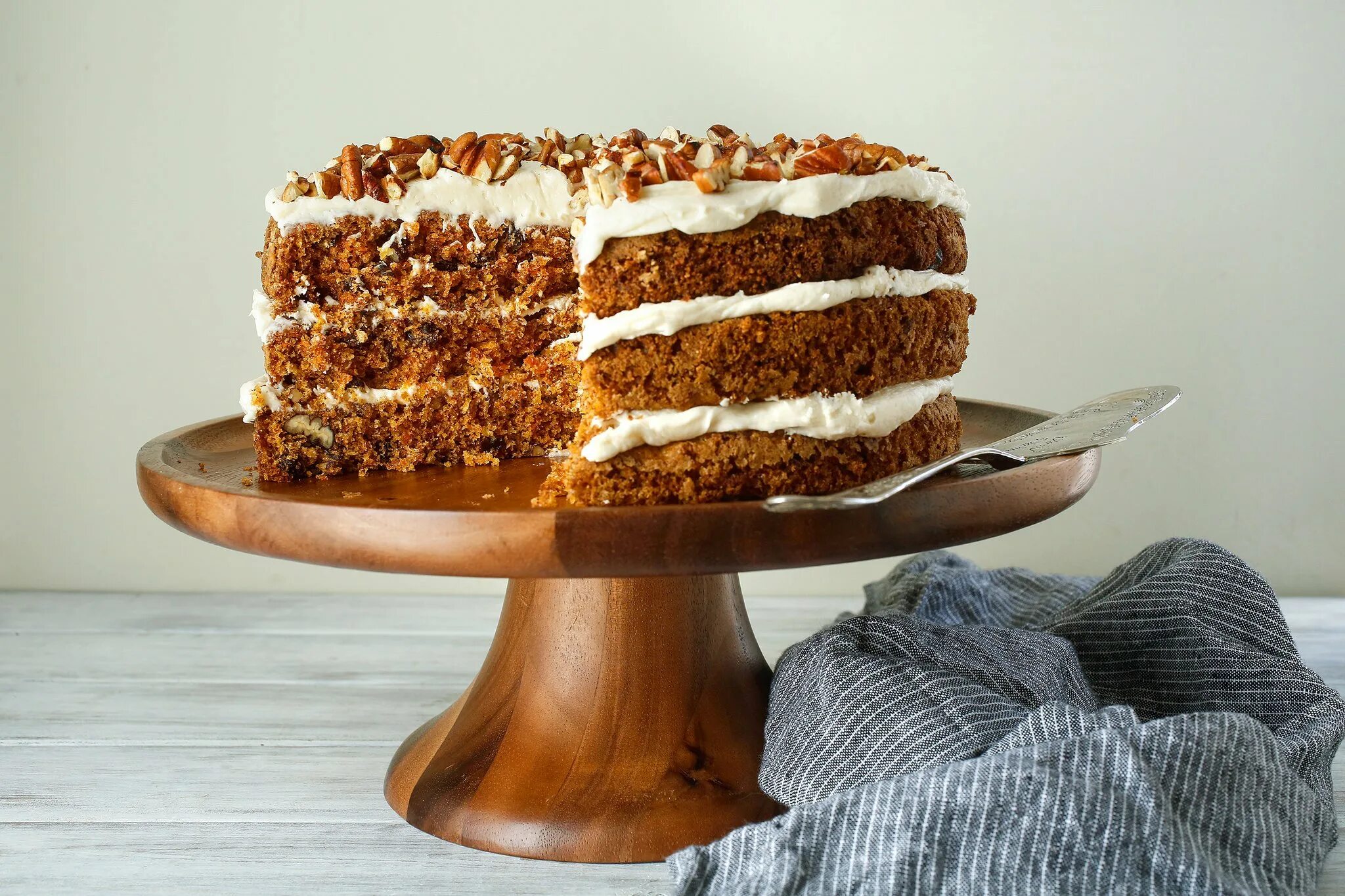 Любой рецепт торта. Украшение морковного торта. Торт морковный. Ореховый тортик. Постный торт.