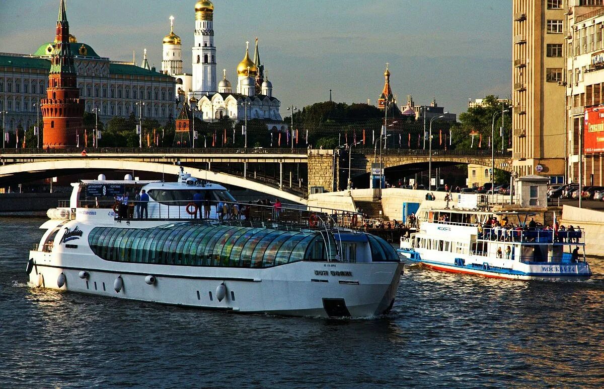 Прогулка на пароходе. Теплоход Москва река. Теплоход Рэдиссон. Речные прогулки Москва. Ривер Палас теплоход.